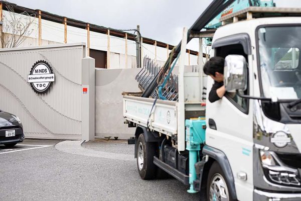 お客様の迷惑のならない時間帯に搬入作業を行います！